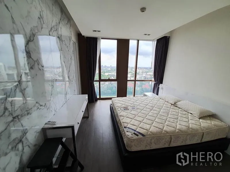 公寓 出租或出售在Watthana, Bangkok - 主卧落地窗与大理石强调墙，尽览城市景观
