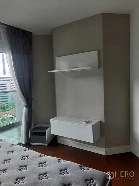 คอนโด ให้เช่าหรือขายในHuai Khwang, Bangkok - มุมห้องนอนพร้อมชั้นลอยและตู้ติดผนัง ใกล้ประตูกระจก