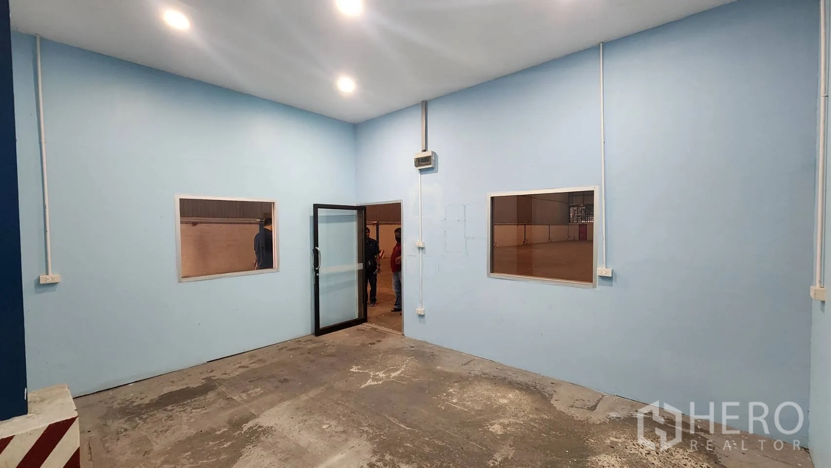 货栈 出租在Mueang Samut Prakan, Samut Prakan - 办公室内部，带观景窗可望仓库，配玻璃门