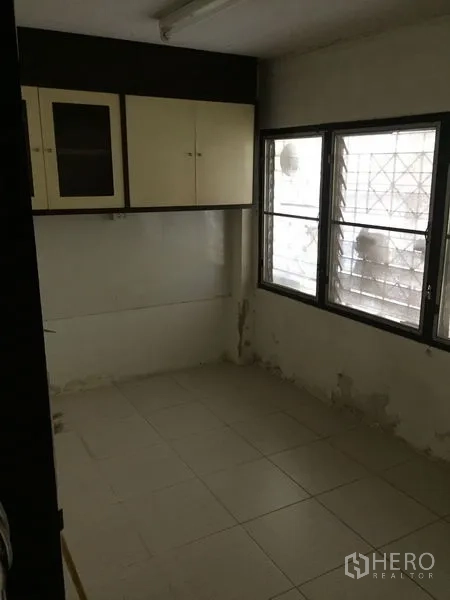 联排别墅 出租在Khlong Toei, Bangkok - 小型储物间或茶水间，墙柜与瓷砖地面