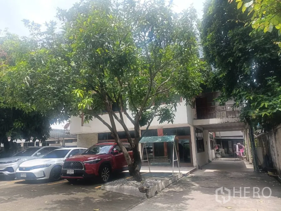 独立式住宅 出租在Bang Rak, Bangkok - 邦拉区两层独栋住宅，带车道、成树和多个停车位。