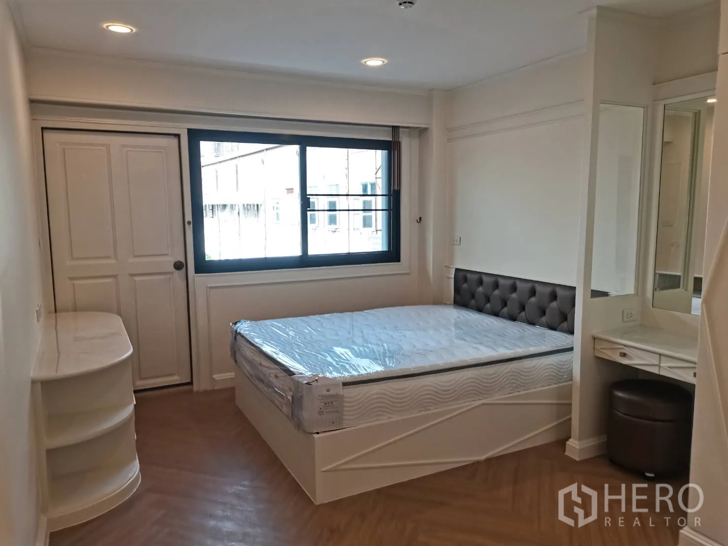 คอนโด for rent in Watthana, Bangkok - ห้องนอนพร้อมเตียง มุมโต๊ะเครื่องแป้ง และหน้าต่างบานใหญ่รับแสง