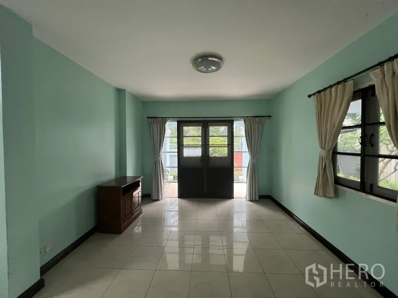 บ้าน ให้เช่าในBang Na, Bangkok - ห้องนั่งเล่นเปิดสู่เฉลียงผ่านประตูกระจกบานคู่