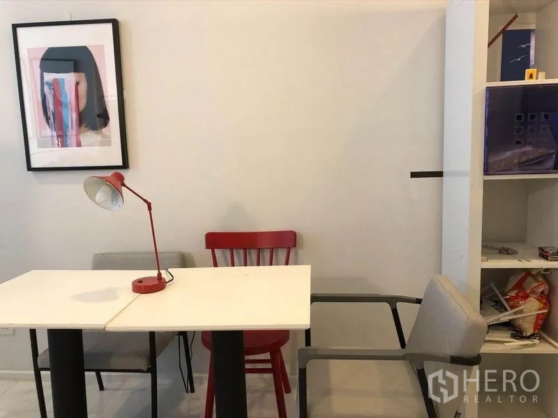 公寓 出售在Watthana, Bangkok - 起居角落，灰色旋转椅，窗百叶与边几。