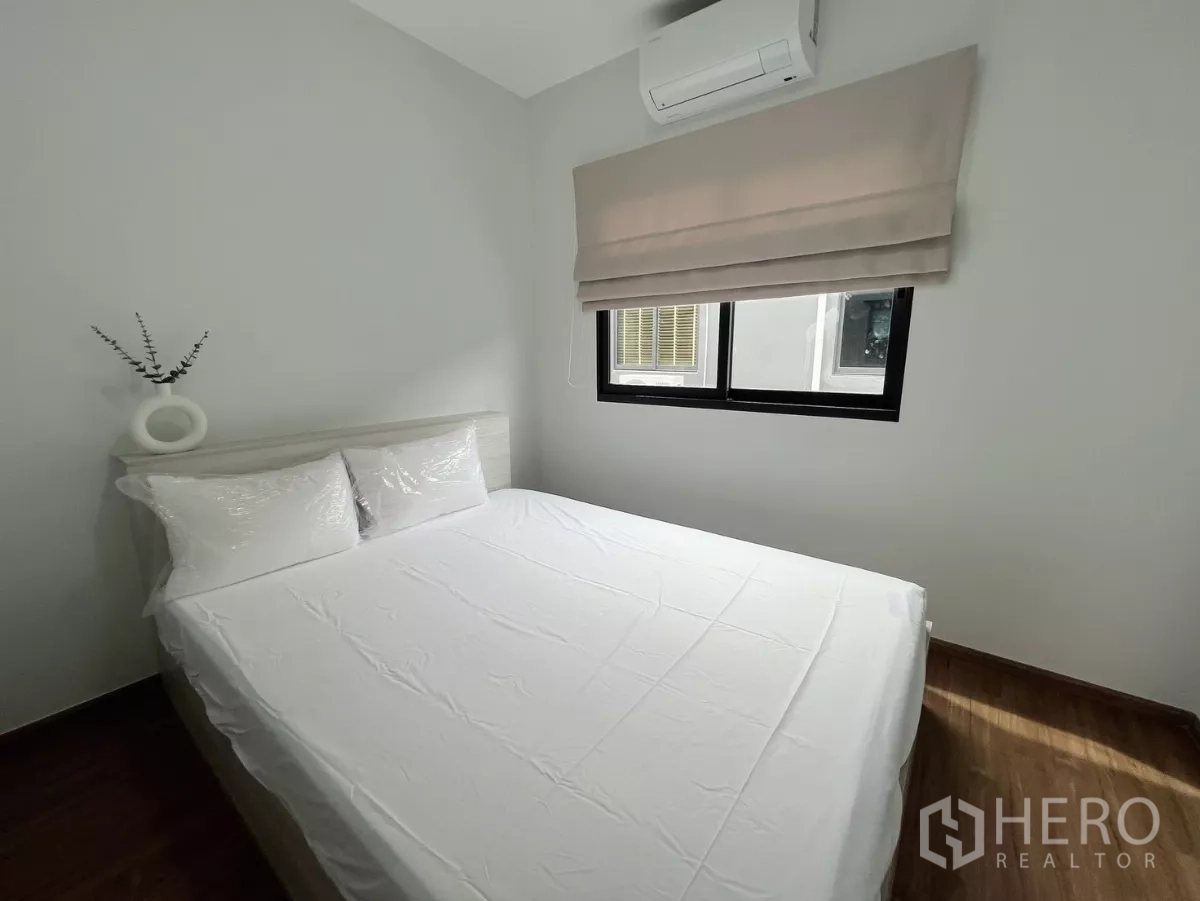 联排别墅 出租在Bang Phli, Samut Prakan - 紧凑卧室，双人床与两扇窗
