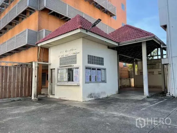 Factory for rent in Phra Samut Chedi, Samut Prakan - Security guardhouse with red‑tiled roof at the main entrance of the factory.