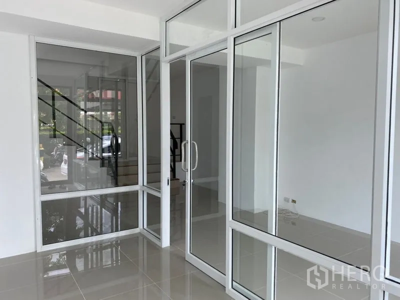 带办公室的家 出租在Wang Thonglang, Bangkok - 一层大堂，玻璃隔断与推拉门，亮面瓷砖地面。
