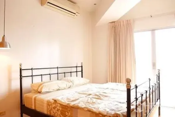 คอนโด ให้เช่าในRatchathewi, Bangkok - ห้องนอนโปร่งเตียงเหล็ก ผนังสีขาว แอร์ และประตูกระจกออกระเบียง