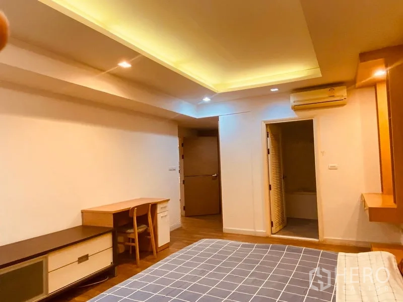 คอนโด ให้เช่าในWatthana, Bangkok - ห้องนอนเพดานซ่อนไฟ พร้อมโต๊ะเขียนหนังสือ เครื่องปรับอากาศติดผนัง และประตูห้องน้ำในตัว