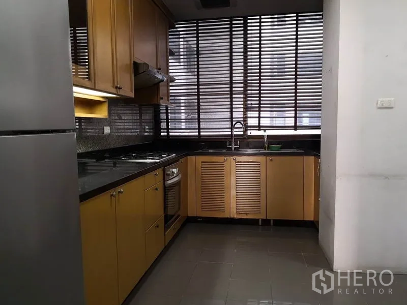 公寓 出租在Khlong Toei, Bangkok - U型厨房，花岗岩台面，燃气灶、烤箱、不锈钢冰箱与百叶窗