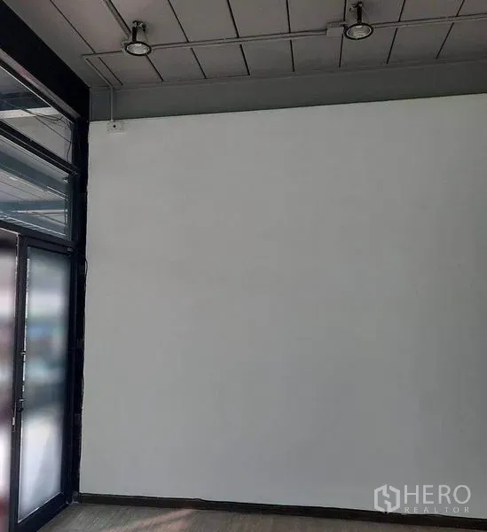零售空间 出租在Lat Phrao, Bangkok - 室内白墙与入口处的磨砂玻璃门。