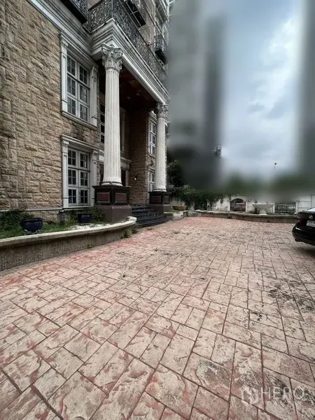 带办公室的家 出租在Huai Khwang, Bangkok - 石材外立面配高柱，前方宽阔车道可停车。