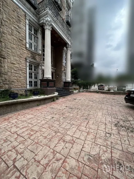 带办公室的家 出租在Huai Khwang, Bangkok - 石材外立面配高柱，前方宽阔车道可停车。