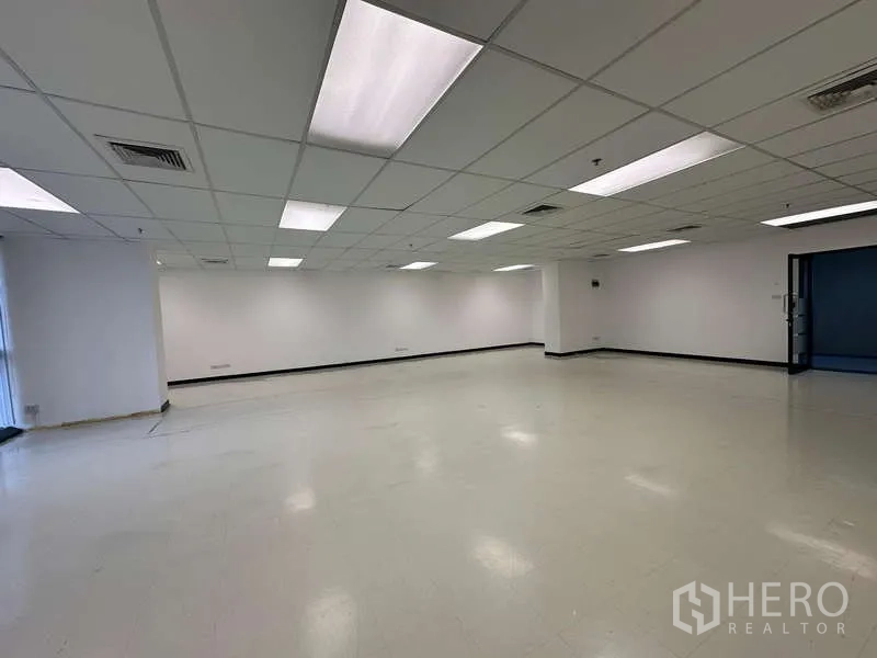 办公空间 出租 - 宽敞白墙办公室地面为耐用乙烯基地板，格栅吊顶照明与空调出风口，临近BTS Chitlom，拎包装修。