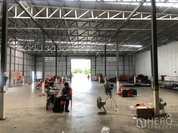 货栈 出租在Don Mueang, Bangkok - 开放式库房，高屋顶，通向院区的大型装卸开口。