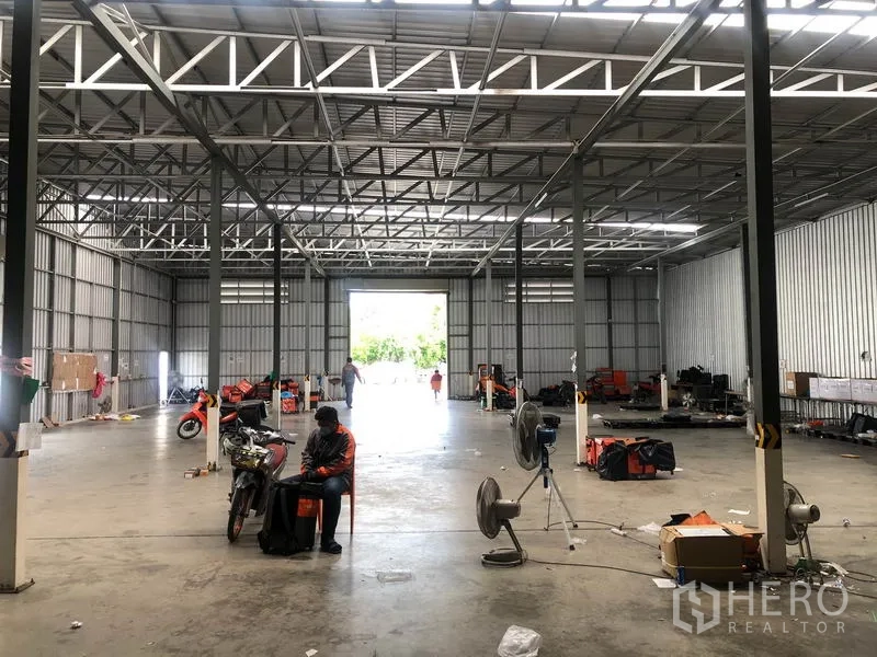 货栈 出租在Don Mueang, Bangkok - 开放式库房，高屋顶，通向院区的大型装卸开口。