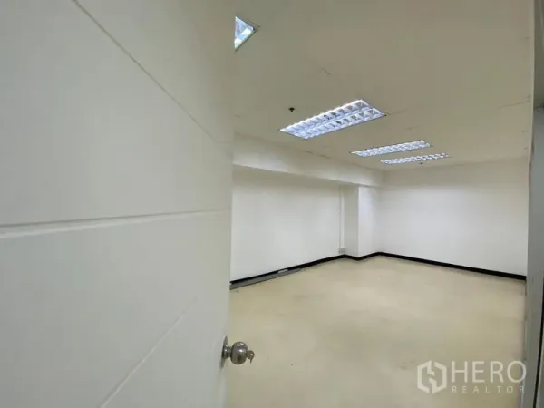 办公空间 出租在Watthana, Bangkok - 独立房间/会议室，白色墙面与嵌入式顶灯。