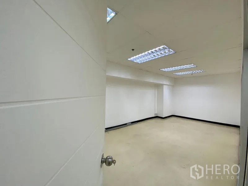 办公空间 出租在Watthana, Bangkok - 独立房间/会议室，白色墙面与嵌入式顶灯。