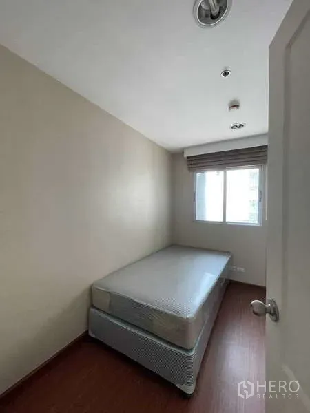 คอนโด ขายในHuai Khwang, Bangkok - ห้องนอนขนาดกะทัดรัด เตียงเดี่ยว หน้าต่าง และผนังโทนกลาง