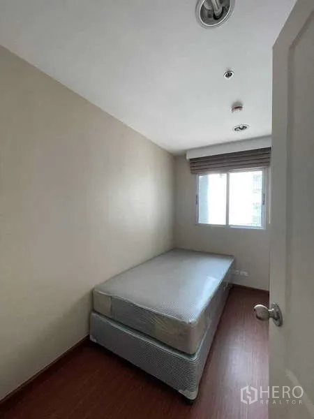 คอนโด ขายในHuai Khwang, Bangkok - ห้องนอนขนาดกะทัดรัด เตียงเดี่ยว หน้าต่าง และผนังโทนกลาง