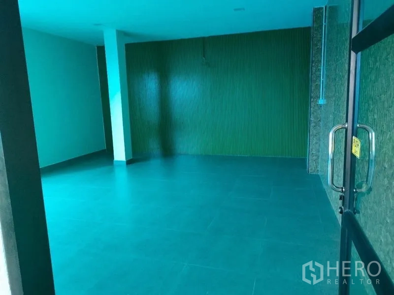โรงงาน ให้เช่าในBan Phaeo, Samut Sakhon - ห้องทำงานปิดทึบ พื้นโทนฟ้าและผนังลอนสีเขียว