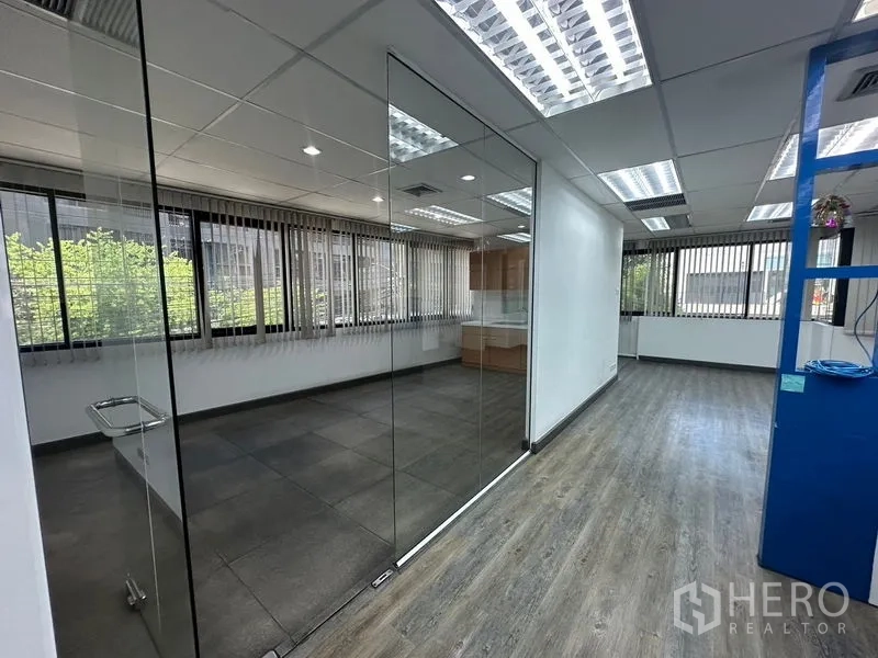สำนักงาน ให้เช่าในKhlong Toei, Bangkok - โถงทางเดินสู่ห้องประชุมกระจก พร้อมหน้าต่างบานใหญ่รับแสงธรรมชาติ