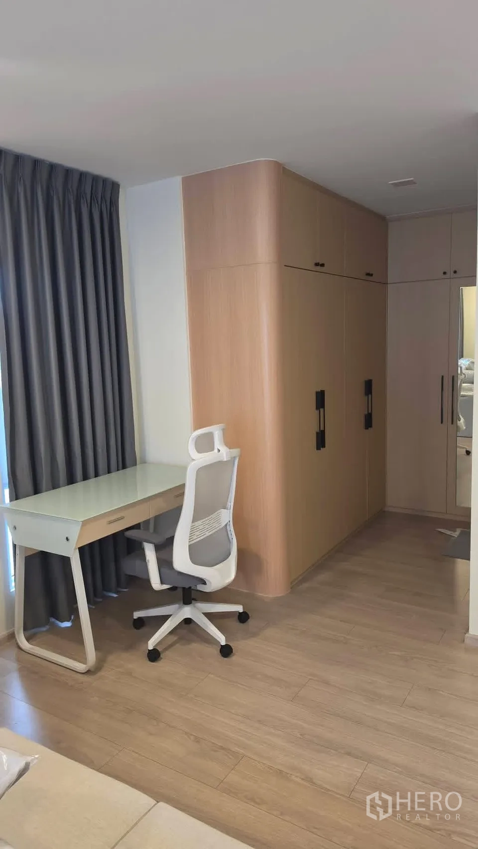 独栋房屋 for rent in Bang Phli, Samut Prakan - 卧室角落设书桌、椅子与转角大衣柜。