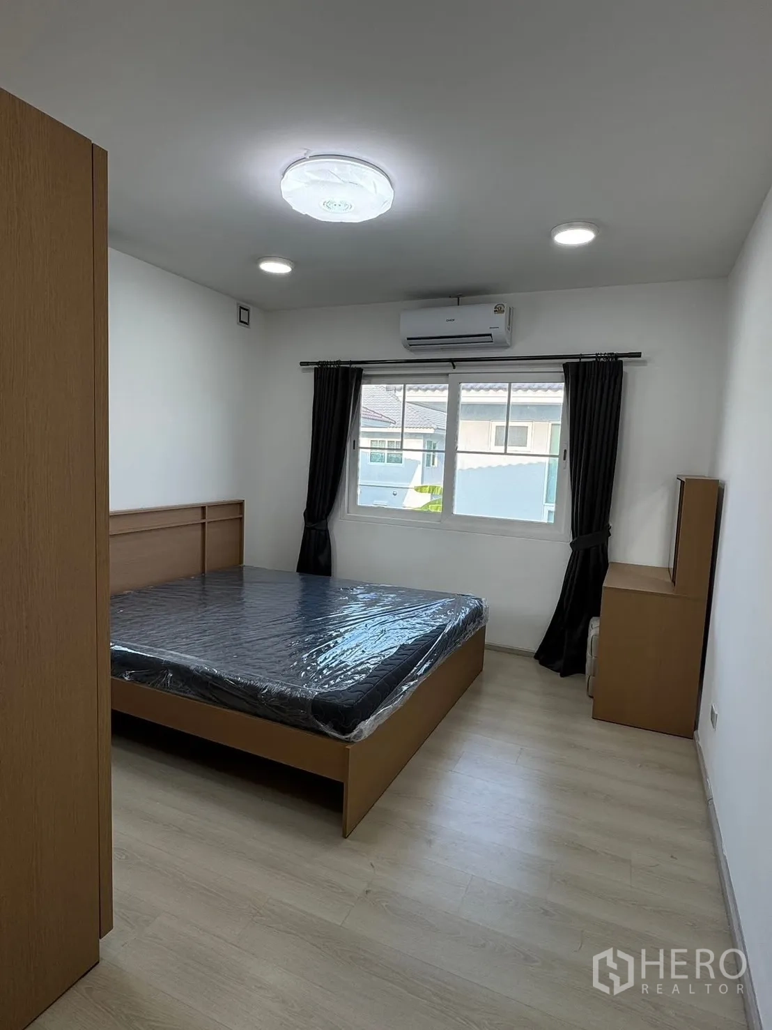 Detached House for rent in Bang Phli, Samut Prakan - Furnished bedroom with double bed, wardrobe, air conditioner, and window.