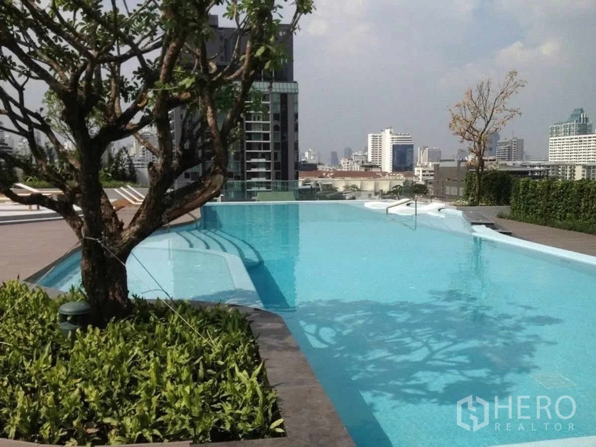 公寓 出租在Watthana, Bangkok - 屋顶泳池配躺椅，可观赏城市景致。