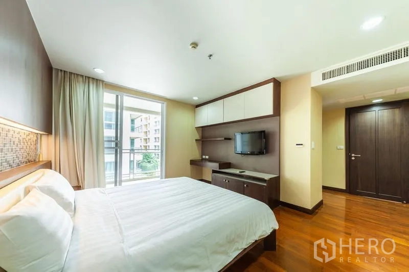 公寓 出租在Watthana, Bangkok - 次卧带内置电视柜、储物与阳台出入口