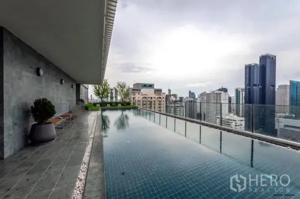 公寓 出租在Watthana, Bangkok - 素坤逸公寓屋顶无边际泳池，俯瞰曼谷天际线的景观。