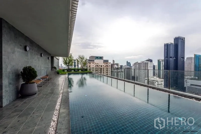 公寓 出租在Watthana, Bangkok - 素坤逸公寓屋顶无边际泳池，俯瞰曼谷天际线的景观。