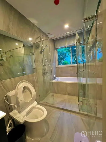 คอนโด ขายในWatthana, Bangkok - ห้องน้ำใหญ่มีตู้กระจกอาบน้ำแยกและอ่างอาบน้ำ กระเบื้องหินสีเทา