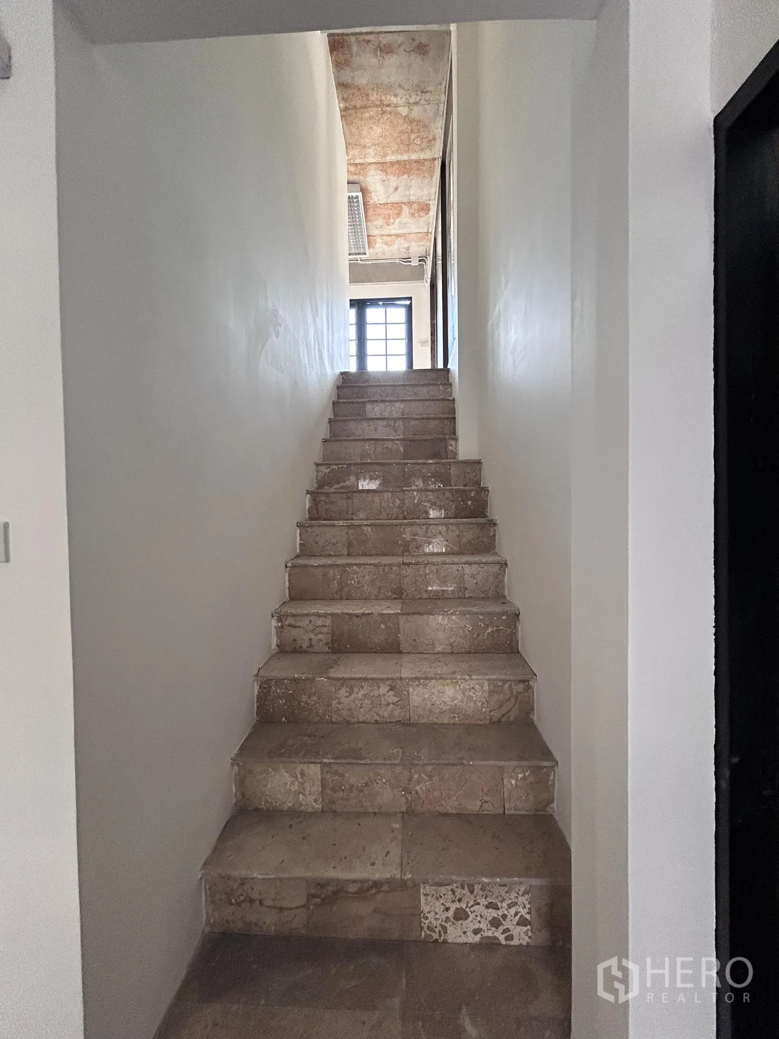 家庭办公室 for rent or sale in Watthana, Bangkok - 室内楼梯，石材踏步通往上层。