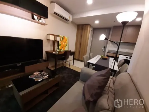 公寓 出租或出售在Watthana, Bangkok - 开放式客餐厅带工作台，延伸至厨房空间。