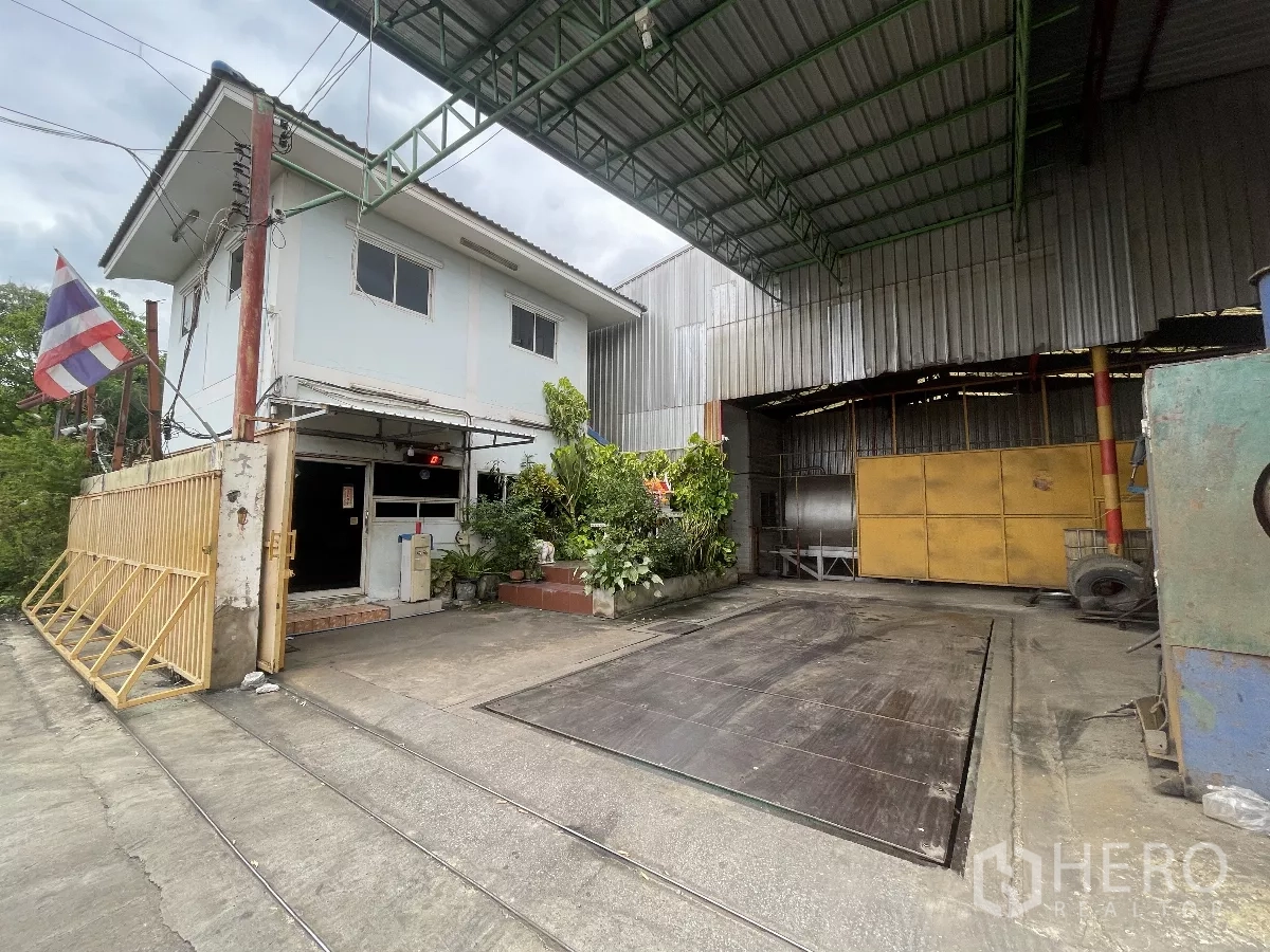 โรงงาน ขายในBang Bua Thong, Nonthaburi - ทางเข้าโรงงานพร้อมออฟฟิศ 2 ชั้น หลังคาคลุม และลานชั่งรถบรรทุกที่บางบัวทอง
