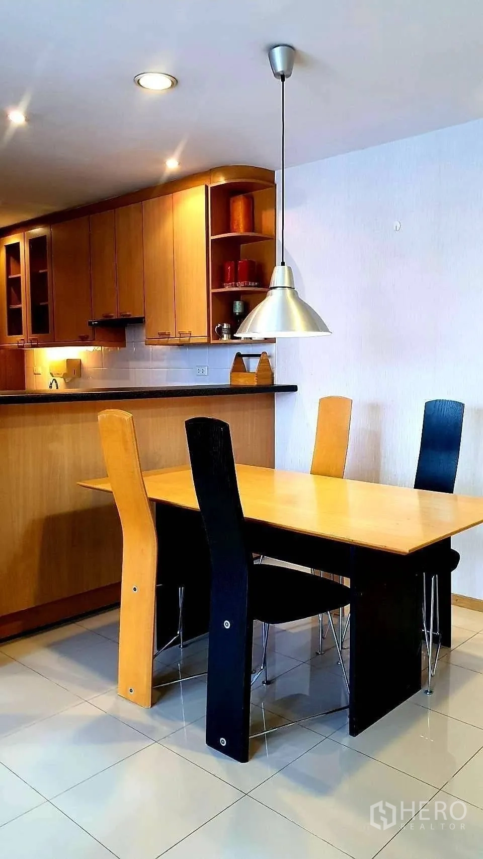 公寓 for rent in Khlong Toei, Bangkok - 餐区特写，吊灯悬于木质餐桌上，配现代椅。