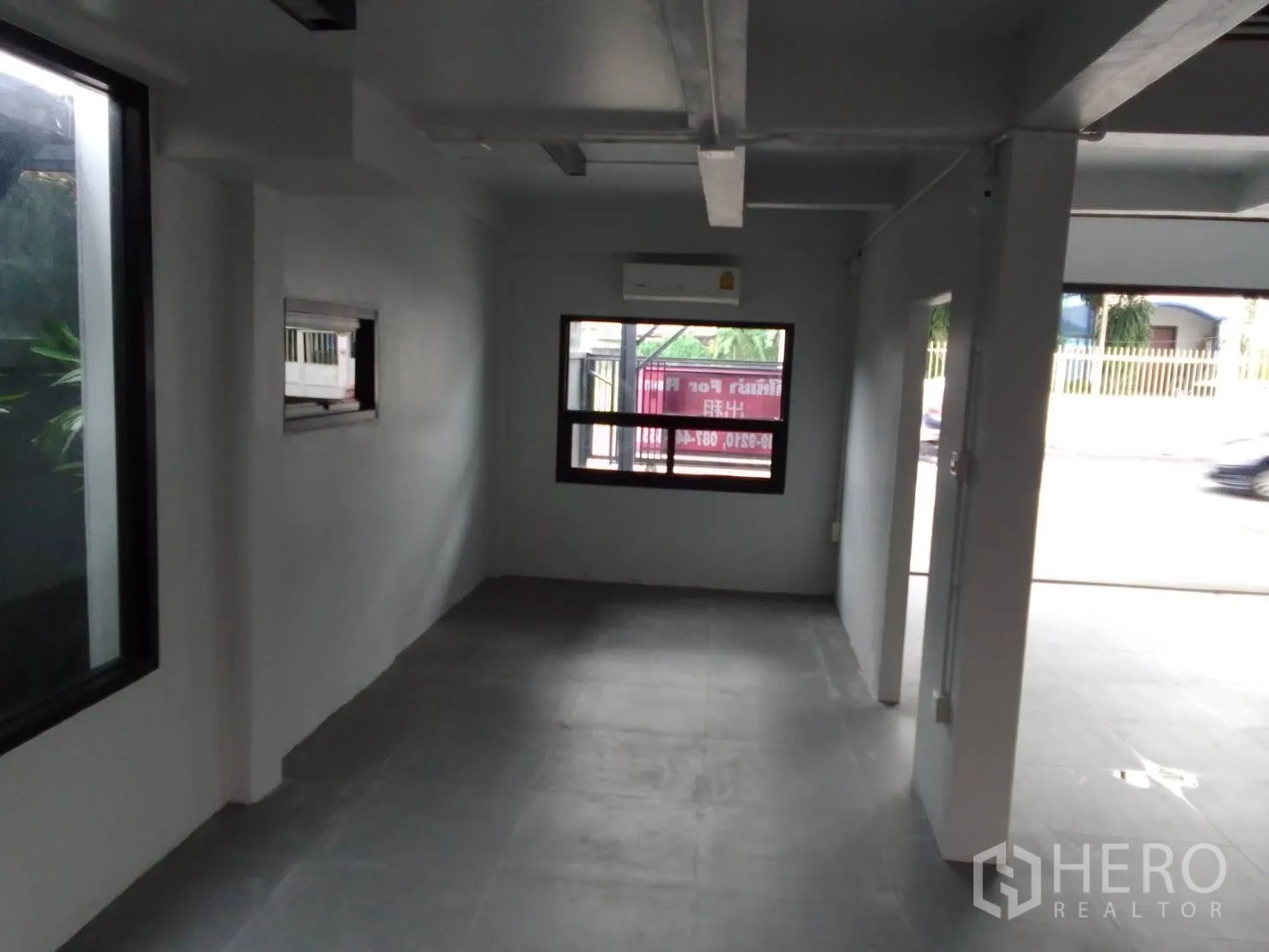 带办公室的家 出租在Wang Thonglang, Bangkok - 狭长办公间，地砖、窗户与壁挂空调
