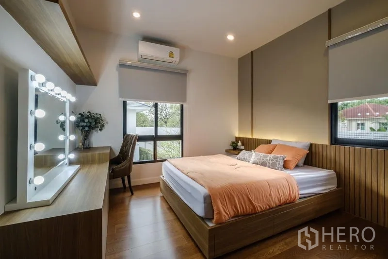 บ้าน ให้เช่าในPhasi Charoen, Bangkok - ห้องนอนรองอบอุ่น กระจกมุม เตียง และโต๊ะเครื่องแป้งไฟหลอด