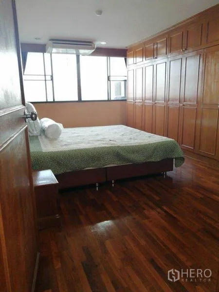 คอนโด ให้เช่าในWatthana, Bangkok - ห้องนอนมีตู้เสื้อผ้าบิวท์อินเต็มผนัง เตียง และหน้าต่างบานใหญ่