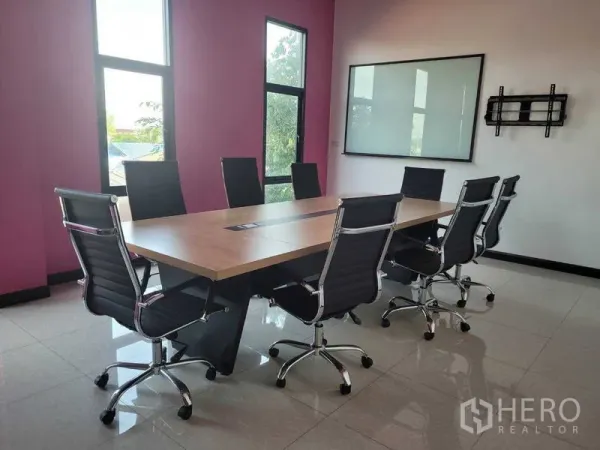 โรงงาน ขายในSaphan Sung, Bangkok - ห้องประชุม โต๊ะไม้ยาว เก้าอี้ล้อเลื่อนสีดำ ผนังสีชมพู