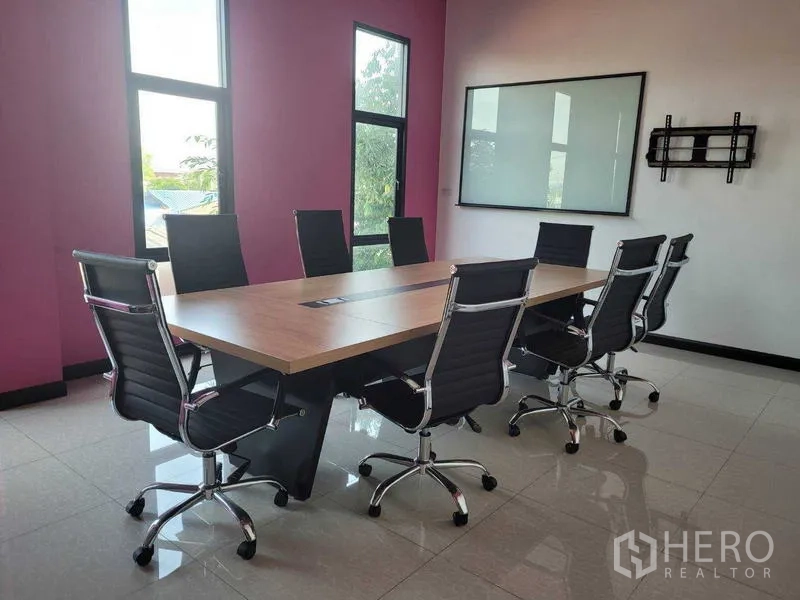 โรงงาน ขายในSaphan Sung, Bangkok - ห้องประชุม โต๊ะไม้ยาว เก้าอี้ล้อเลื่อนสีดำ ผนังสีชมพู