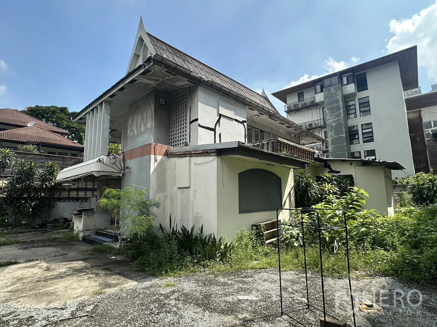 独栋房屋 for rent in Watthana, Bangkok - 两层独栋别墅外观，泰式屋脊与宽阔前院。