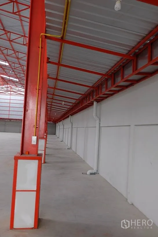 仓库 for rent in Bang Phli, Samut Prakan - 结构立柱、电缆桥架与高屋面特写。