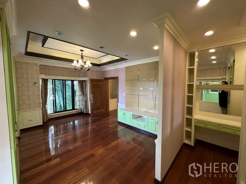 Detached House for sale in Lam Luk Ka, Pathum Thani - Bedroom with dressing nook, built‑ins and bay window