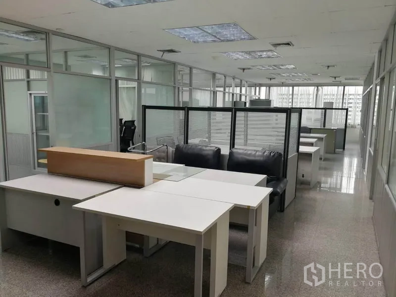 办公空间 出租在Bang Na, Bangkok - 接待台与沙发，旁边是隔断工位的宽敞办公室