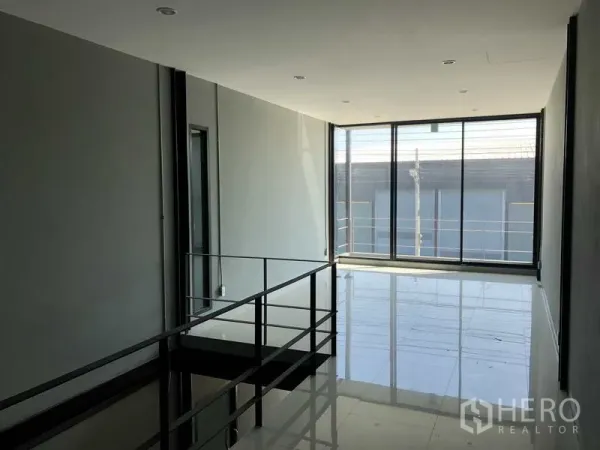 คลังสินค้า ให้เช่าในBang Phli, Samut Prakan - โถงสำนักงานชั้นลอย มีหน้าต่างกระจกเต็มบานและราวกันตก