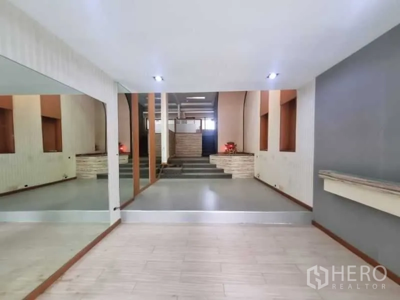 店屋 出租在Watthana, Bangkok - 室内分层空间，带台阶、壁龛装饰与明亮照明。