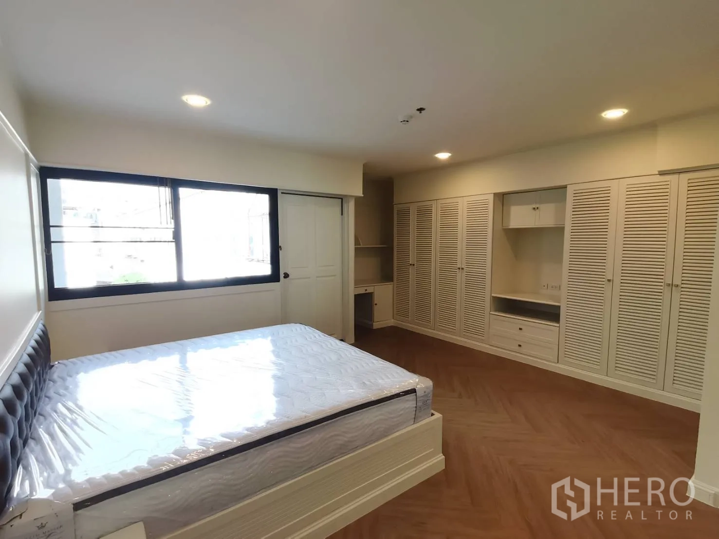คอนโด for rent in Watthana, Bangkok - ห้องนอนมีตู้เสื้อผ้าบิวท์อินยาวตลอดผนัง และเตียงข้างหน้าต่าง