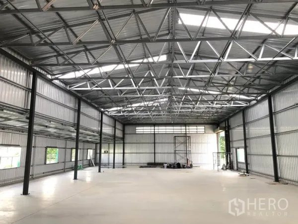货栈 出租在Don Mueang, Bangkok - 无柱大跨仓库大厅，带采光窗与开放式装卸空间。